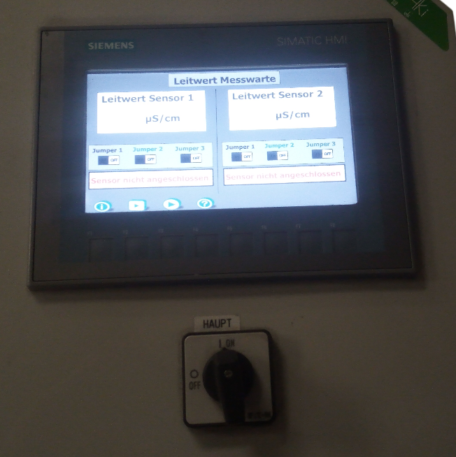 Moderner Schaltschrank mit HMI