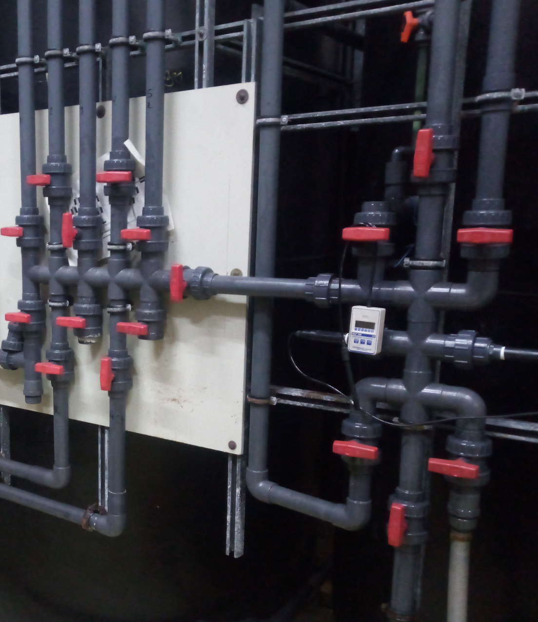 Neutralisationsbecken mit pH-Messung