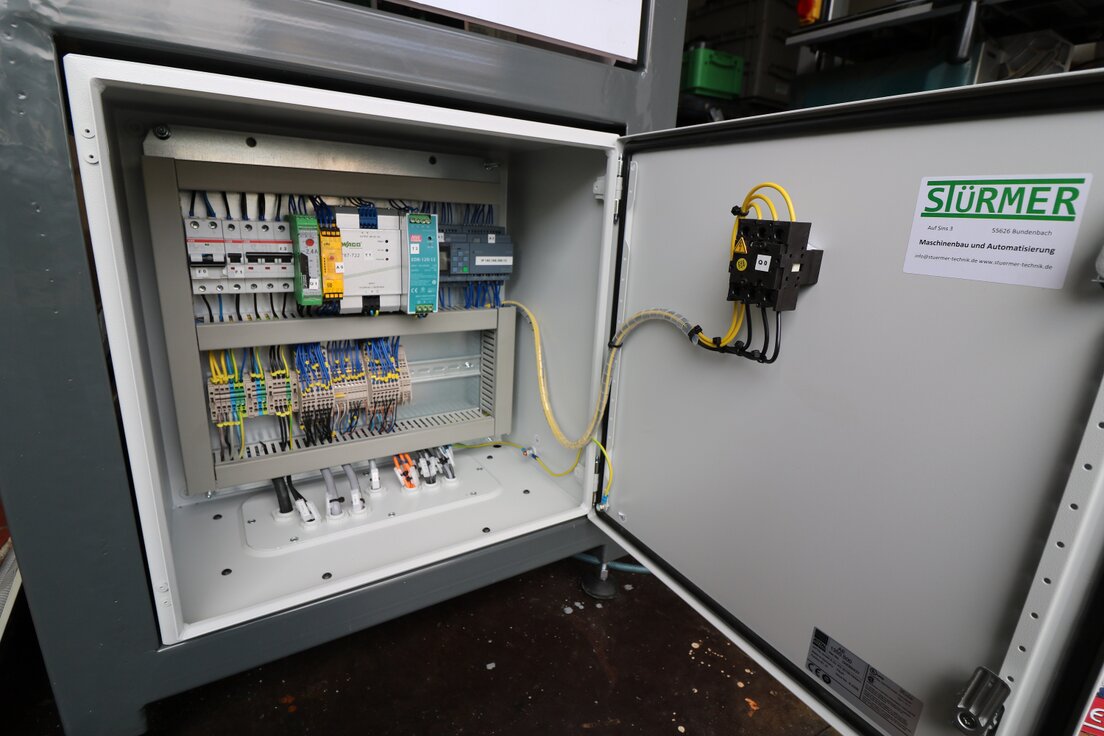 Schaltschrank mit Sicherheitskomponenten